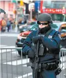  ?? AMR ALFIKY/REUTERS ?? Policías vigilan Times Square.