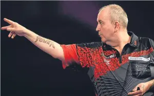  ??  ?? Phil Taylor on his way to beating Scot Gary Anderson. Picture: Getty.