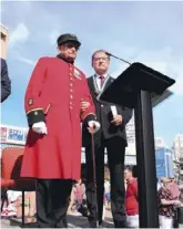  ??  ?? Chelsea Pensioner Skippy Teasdale with Don Cubbon, Chairman of District North