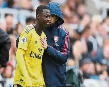  ??  ?? We can do this: Arsenal manager Unai Emery (right) talking to Nicolas Pepe during the Premier League match against Newcastle at St James’ Park on Sunday. — Reuters