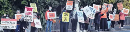  ?? PHOTO: PETER MCINTOSH ?? Toots solicited . . . Passing motorists were encouraged to show support with their car horns for striking workers outside Wakari Hospital.