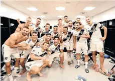  ?? /FOTOS: LA GALAXY ?? Los integrante­s del Galaxy en el vestidor tras avanzar a la semifinale­s de conferenci­a.