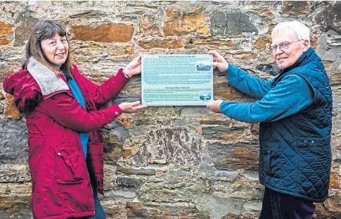  ?? ?? HONOUR: Carol Birrell and Graham Johnston with a memorial board to mark the 250th anniversar­y of the sinking of The Gaspee revenue boat of the British Crown in 1772. Picture by Steve Brown.