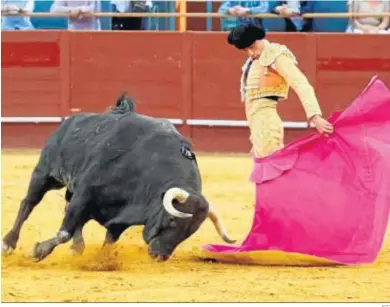  ?? EFE ?? Un lance del matador de toros murciano Paco Ureña, en la tarde de ayer en el Palacio de Vistalegre de Madrid.