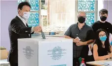  ?? FOTO ČTK/AP ?? U hlasovací urny se v neděli objevil i premiér Giuseppe Conte