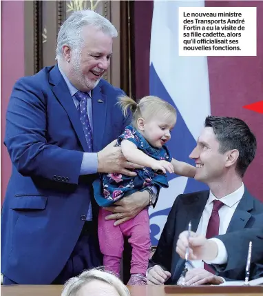 ??  ?? Le nouveau ministre des Transports André Fortin a eu la visite de sa fille cadette, alors qu’il officialis­ait ses nouvelles fonctions.