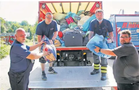  ?? FOTO: HEIKO LEHMANN ?? Diese vier Feuerwehrm­änner der Sulzbacher Feuerwehr fahren an diesem Montag die Lkw nach Blankenhei­m. Vorne von links: Christian Hoff und Christian Schirra, hinten von links: Sebastian Michaelis und Eric Heller.