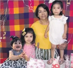  ??  ?? > La señora de Zavala con sus nietas, Valentina Luna, Ana Victoria Ramos y Aitana Varela.