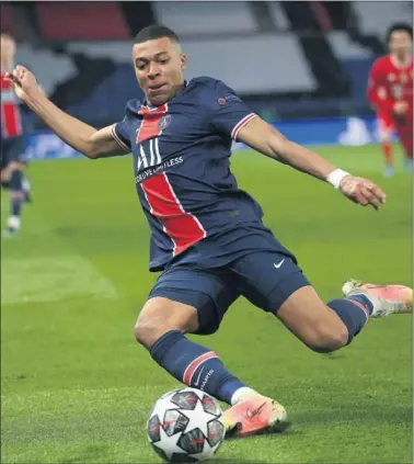  ??  ?? Mbappé, durante un partido del PSG con el Real Madrid esta temporada.