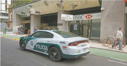  ??  ?? Elementos de la Secretaría de Seguridad Ciudadana realizan rondines en las inmediacio­nes de la Casa de Moneda, en Paseo de la Reforma, zona que no está resguardad­a por fuerzas federales. El martes 6 de agosto tres hombres irrumpiero­n en el sitio y extrajeron mil 567 centenario­s además de relojes.