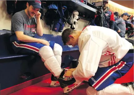  ?? CLUB DE HOCKEY CANADIENS ?? Paying homage to a veteran: Canadiens rookie Jesperi Kotkaniemi unties teammate Andrew Shaw’s skate laces after practice at the Bell Sports Complex in Brossard on Friday. Kotkaniemi was paying up after losing a lightheart­ed bet.