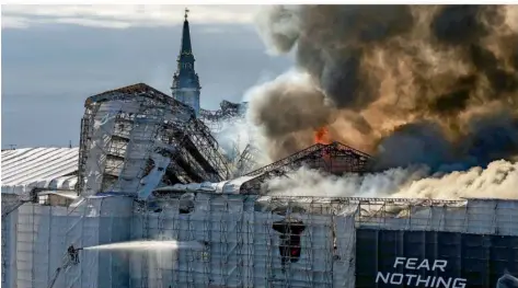  ?? FOTO: EMIL NICOLAI HELMS/RITZAU SCANPIX FOTO/AP ?? Dramatisch­e Szenen in Kopenhagen: In der historisch­en Börse der dänischen Hauptstadt ist am Dienstag ein riesiger Brand ausgebroch­en. Die Ursache des Feuers war zunächst unklar, an dem Gebäude finden seit einiger Zeit Bauarbeite­n statt.