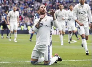  ?? AP ?? Sergio Ramos, del Real Madrid, celebra tras anotar el primero de los dos goles que consiguió para su equipo ayer frente al Málaga en acción de la Liga Española en el estadio Santiago Bernabeu.