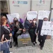  ??  ?? Trabajador­es de distintas unidades acudieron a protestar a la Secretaría de Salud.