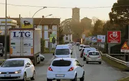  ??  ?? Auto in coda Il traffico lungo la strada provincial­e 42 tra Verdello e Levate