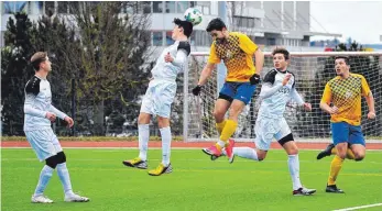  ?? SZ-ARCHIVFOTO: MAS ?? Ob Stefan Hess (Mitte, rechts sein Teamkolleg­e Fabian Sameisla, hier in einem Testspiel gegen Ostrach) gegen Wangen in der Startelf steht, ist fraglich. Der Süd-Verteidige­r musste im Training wegen einer Entzündung im Zeh pausieren.