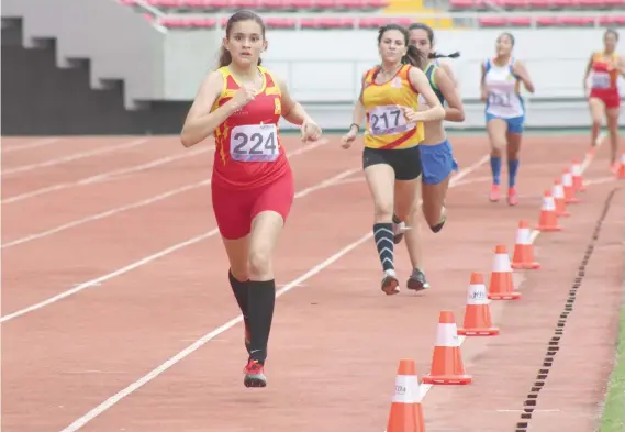  ?? Tannia Díaz Álvarez, campeona nacional en los 600 metros planos, una de las integrante­s de la selección para el Campeonato Centroamer­icano de Atletismo categoría Juvenil C. Cortesía Fecoa/La República ??