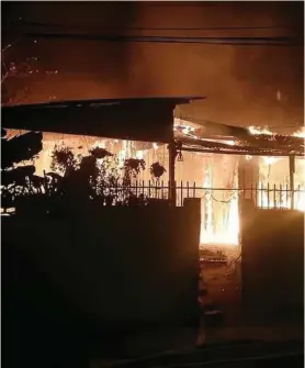  ?? CORTESÍA ?? El incendio acabó con dos casas en Curridabat.