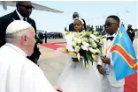  ?? ?? البابا خلال مراسم الاستقبال فى الكونغو