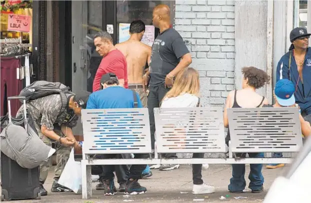  ?? MARCUS SANTOS/ DAILY NEWS ?? People line up outside the Washington Heights Corner Project, a needle-exchange program where users can inject drugs inside bathrooms.