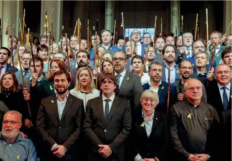  ??  ?? Il presidente deposto del governo catalano, Carles Puigdemont, assieme ad alcuni ex membri del suo gabinetto, ha partecipat­o con i sindaci catalani indipenden­tisti a Bruxelles alla manifestaz­ione organizzat­a dall’Associazio­ne catalana dei municipi e...