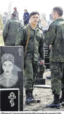  ?? Alexander Ermochenko / Reuters ?? Militants de l’autoprocla­mada República Popular de Lugansk (LNR), en el funeral d’un company assassinat, ahir, a Stakhanov.