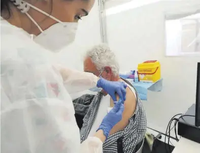  ?? GABRIEL UTIEL ?? Una enfermera vacuna a un paciente contra el covid-19 en las instalacio­nes del hospital de campaña de Castelló.