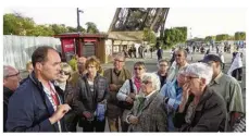  ??  ?? La tour Eiffel était au programme des adhérents de l’associatio­n Au devant de la vie.