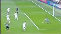  ??  ?? LE NEGÓ A MBAPPÉ EL 1-2...