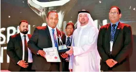  ??  ?? Three Sinha Group of Companies Managing Director Manjula Ariyakumar­a receiving the award