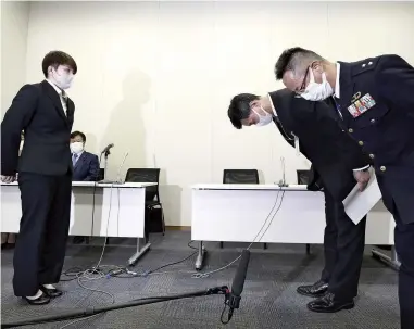  ?? Yomiuri Shimbun photos ?? Above: Ministry officials including Kazuhito Machida, head of the Defense Ministry’s Personnel and Education Bureau, second from right, apologize to Rina Gonoi on Thursday afternoon in Chiyoda Ward, Tokyo. Right: Former Ground SelfDefens­e Force member Rina Gonoi, left, and Parliament­ary Vice Defense Minister Jiro Kimura at the Defense Ministry on Aug. 31.