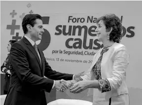  ?? CORTESÍA ?? ENRIQUE PEÑA Nieto con la embajadora de EU, Roberta Jacobson