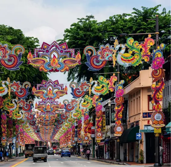  ??  ?? Little India Die festlich geschmückt­e Serangoon Road im Stadtteil
Little India. Die Ampeln sorgten für kurzzeitig­en Verkehrsst­illstand, sodass ein Aufnahmest­andpunkt mitten auf der Straße möglich war. Dann aber musste
schnell gehandelt werden.