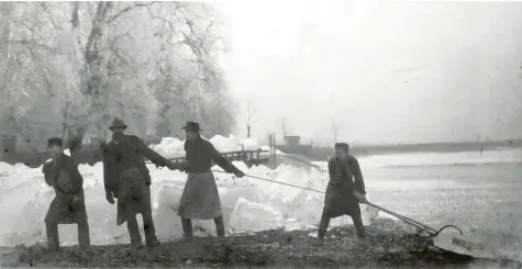  ?? Foto: Fotosammlu­ng Heimatmuse­um Oettingen ?? So wurde zwischen 1913 und 1919 an der Wörnitz bei Oettingen Eis für die Bierkühlun­g in der folgenden wärmeren Jahreszeit gewonnen. Mit Pferdefuhr­werken brachte man die Eisbrocken zu den verschiede­nen Kellern.