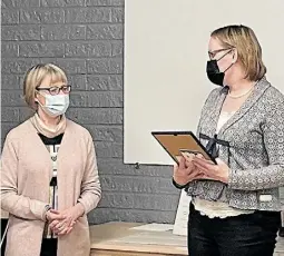  ?? ?? ■ Erja Hanni från Rädda Barnen i Borgå överräcker hedersdipl­omet till Marika Saukkonen från Vanhempain­yhdistykse­t - Föräldrafö­reningar i Borgå.