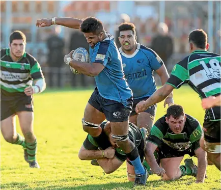  ?? PHOTO: MURRAY WILSON/FAIRFAX NZ ?? Varsity’s Kirk Tufuga makes a half-break against Old Boys-marist on Saturday.