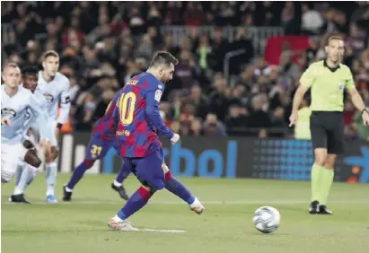  ?? Foto: dpa ?? Lionel Messi ist nicht zu stoppen: Drei Treffer erzielt der Star gegen Celta.