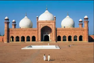  ??  ?? La mosquée Badshahi de Lahore, bâtie au xviie siècle, est une des plus grandes mosquées au monde : sa salle de prière principale peut accueillir 10 000 fidèles, et la cour de la mosquée 100 000 !