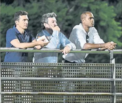  ?? FOTO: MANEL MONTILLA ?? Bakero, presencian­do un partido del fútbol base azulgrana junto a Guillermo Amor y Patrick Kluivert