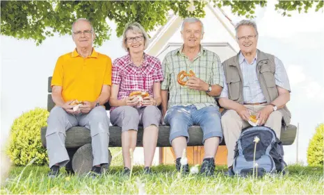  ?? FOTO: THILO BERGMANN ?? Das Vorstandst­eam macht auf der Brünnenswe­iler Höhe Rast (von links): Günther Jung, Claudia Scherle, Hans Piller und Alois Röck.