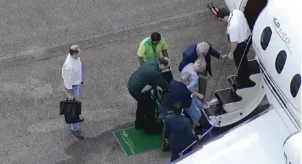  ?? Reprodução/TV Globo ?? Em imagem feita pela TV Globo, deputado Paulo Maluf (de azul claro) embarca em jatinho de Brasília para São Paulo