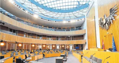  ?? FOTO: HANS KLAUS TECHT/DPA ?? Nun hat auch Österreich­s Parlament eine Glaskuppel: Blick in den Sitzungssa­al des Nationalra­tes im historisch­en Parlaments­gebäude.