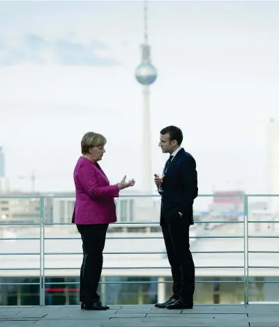  ??  ?? Vista Alexanderp­latz Merkel, 62 anni, e Macron, 39, sulla terrazza della cancelleri­a a Berlino (Epa)