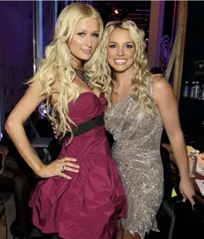  ??  ?? Según los padres de Britney Spears, Paris Hilton fue una mala influencia para ella, pues la llevó por el camino del desenfreno.