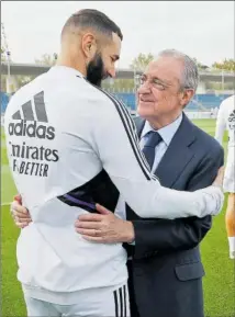  ?? ?? Benzema se abraza con Florentino ayer, en Valdebebas.