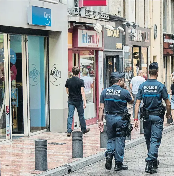  ??  ?? Problemas. La seguridad y la inmigració­n inquietan en la capital rosellones­a,
de 120.000 habitantes