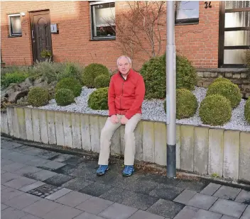  ?? RP-FOTO: WOLFGANG KAISER ?? Hans-Georg Merz hat vor seinem Vorgarten an der Brückenstr­aße unterschie­dliche Pflasterst­eine im Bürgerstei­g festgestel­lt. Bei der Kanalbauma­ßnahme ist an einigen Stellen das Altpflaste­r dringeblie­ben, sagt die Stadt.