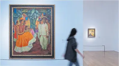  ??  ?? Baile en Tehuantepe­c, de Diego Rivera, vuelve a convivir con la obra de Frida Kahlo