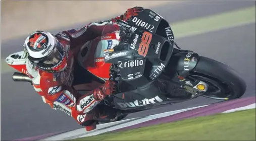  ??  ?? REVOLUCIÓN. Lorenzo también probó el novedoso carenado aerodinámi­co que Ducati estrenó en los test de Qatar de la semana pasada.