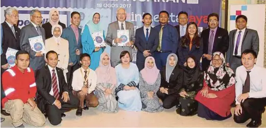  ?? PIC BY AHMAD IRHAM MOHD NOOR ?? Prime Minister Datuk Seri Najib Razak with education sponsorshi­p recipients in Putrajaya yesterday.